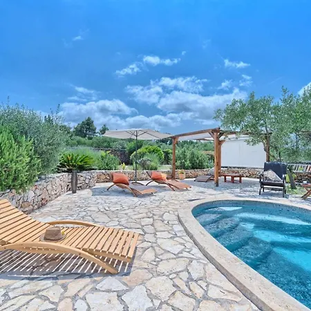 Spacious House With Private Pool In Holiday home *